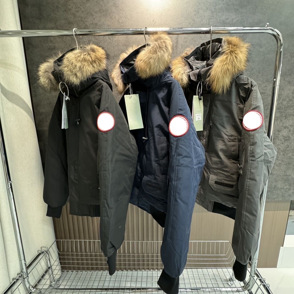 Mens Jackets Designer Puffer Jacket Coat Winter Parka With Fur Hooded Design Warm Heavy Duty Outdoor Coats For Highly Quality Winter Sports Parkas T