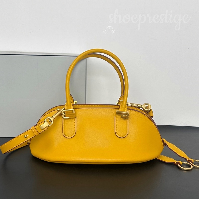 Sac bowling en cuir en forme de dôme de haute qualité, fabriqué à la main, avec un intérieur compact mais spacieux et une poignée légère, parfait