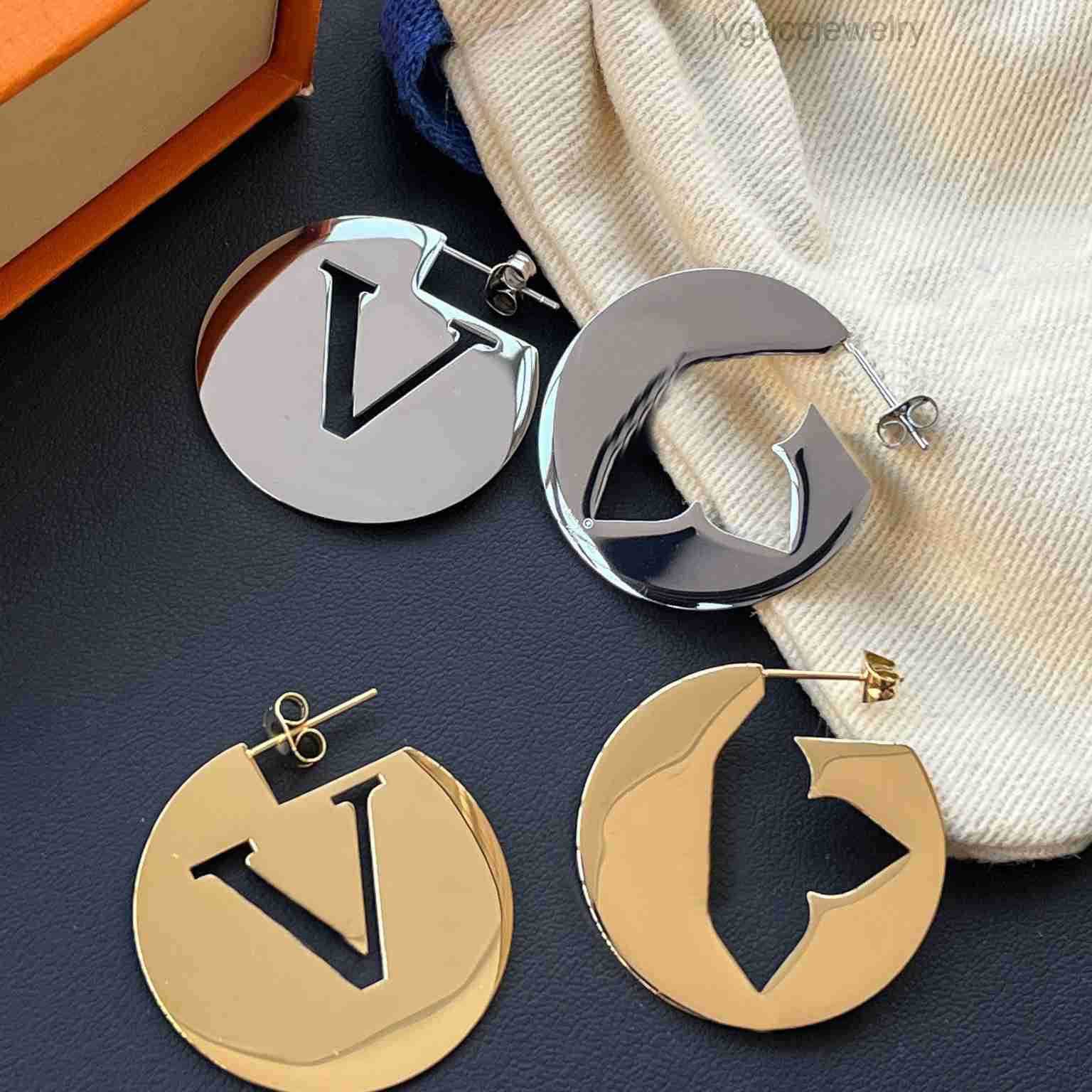 Classic Designer Earrings Asymmetric Ear Hoop Luxury Style 925 Silver Plated Jewelry Vintage High End Birthday Love Gift Earrings