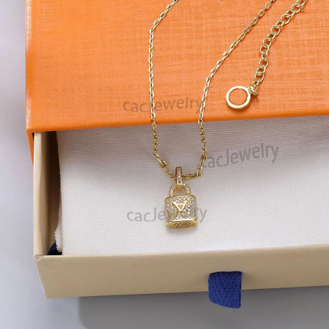 L2026 colliers pendentif serrure motif monogramme tour de cou diamant classique designer logo lettre trèfle bijoux style chaînes de luxe hommes f