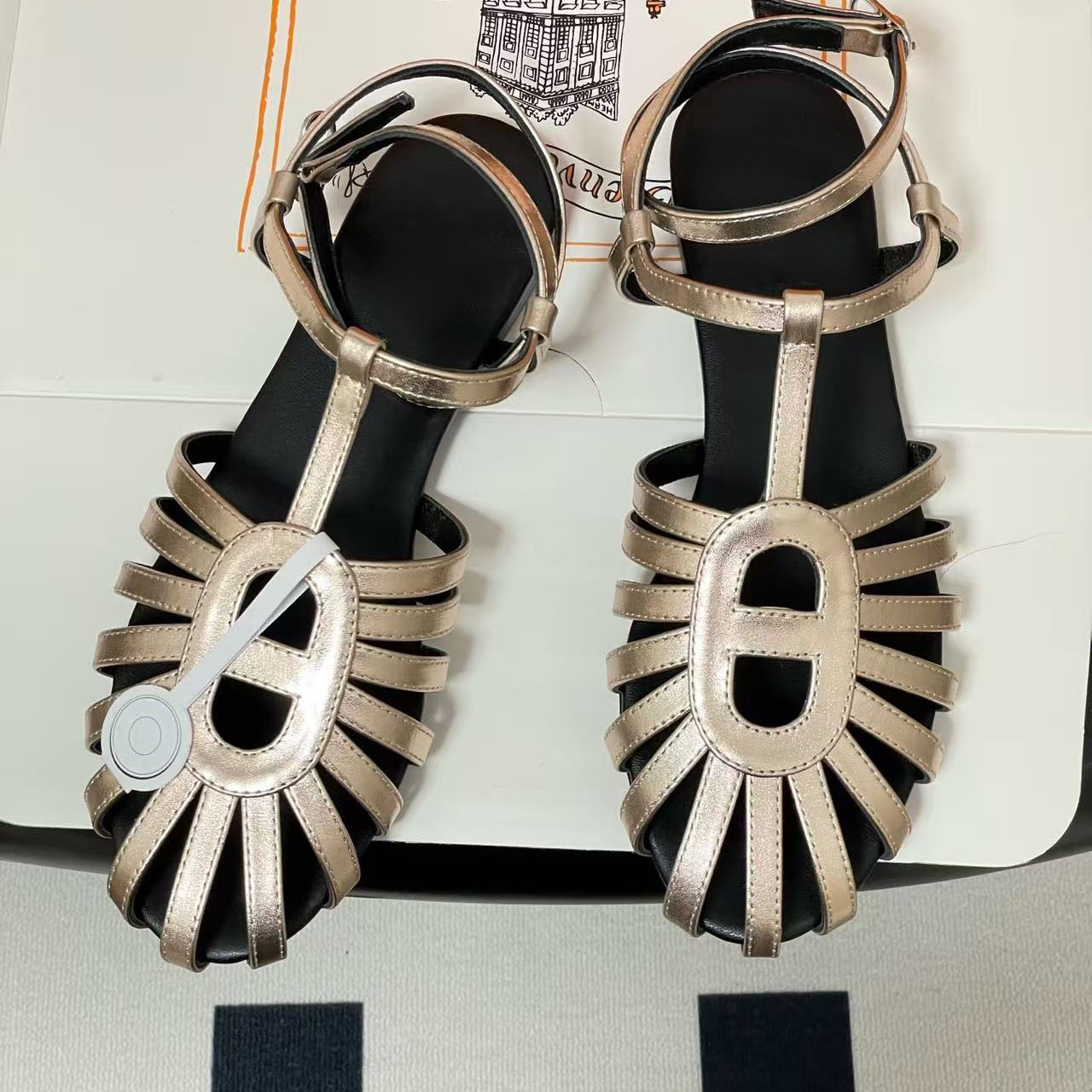 Designer Fashion Womens Shoes Roman Style Hollow Weaving Flat Sandals Summer Baotou Strap Comfortable Leather Sizes 35-43