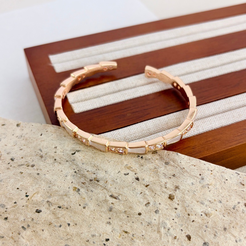designer luxury designer jewelry light luxury elegant style high quality white mother of pearl snake bone bracelet womens bracelet fashion serpentin