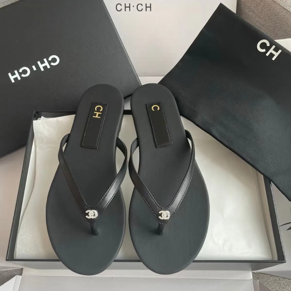 Flip Flops Luxury Designer Paris Women CC lOGO Slippers Leather Thong Sandals Elegant Black Beach Slippers Summer Velvet Crystal Metallic Brand Beac