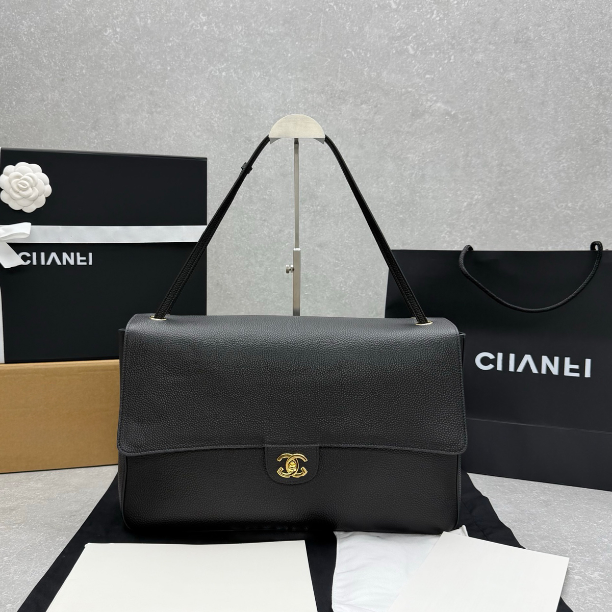 Lychee Pattern 26s Maxi Flap Designer Handbag Black Gold Hardware Shoulder Bag Simple Flip Commuting Tote Bag Airport Daily Shoulder Tote