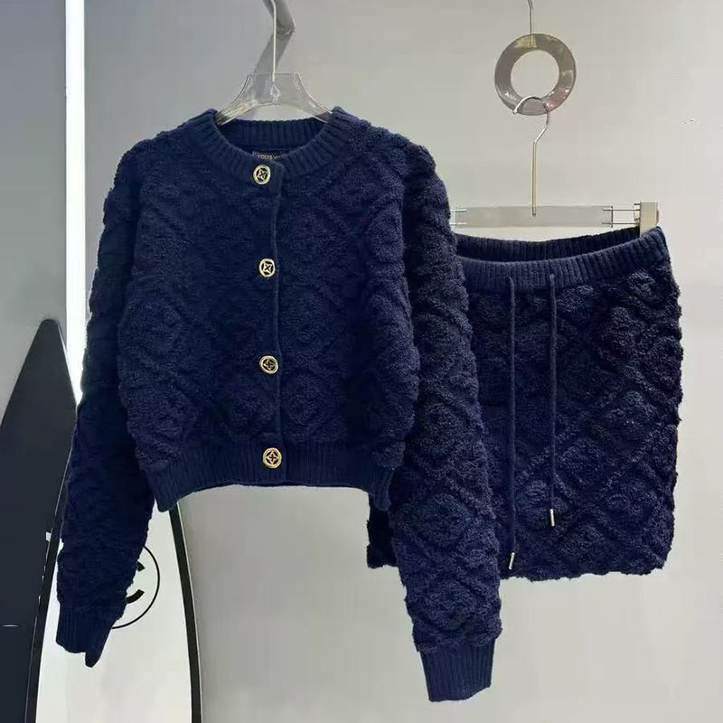 Luxury women's new high-quality wool knitted suit with letter three-dimensional design, long sleeved jacket+loose shorts two-piece set