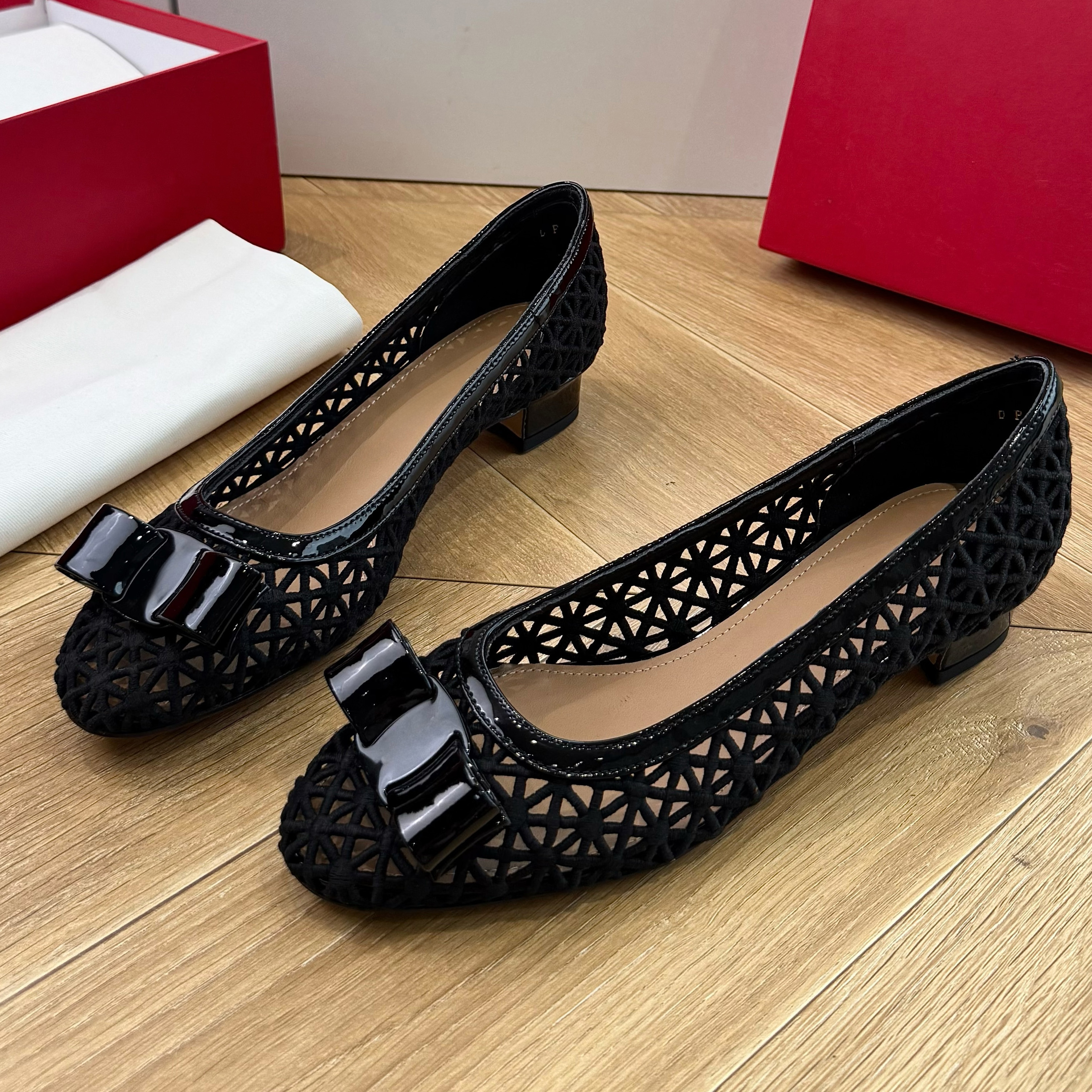 2026 Italian fashion brand hollowed out breathable mesh women's sandals with bow decoration, single order shoes, summer women's shoes