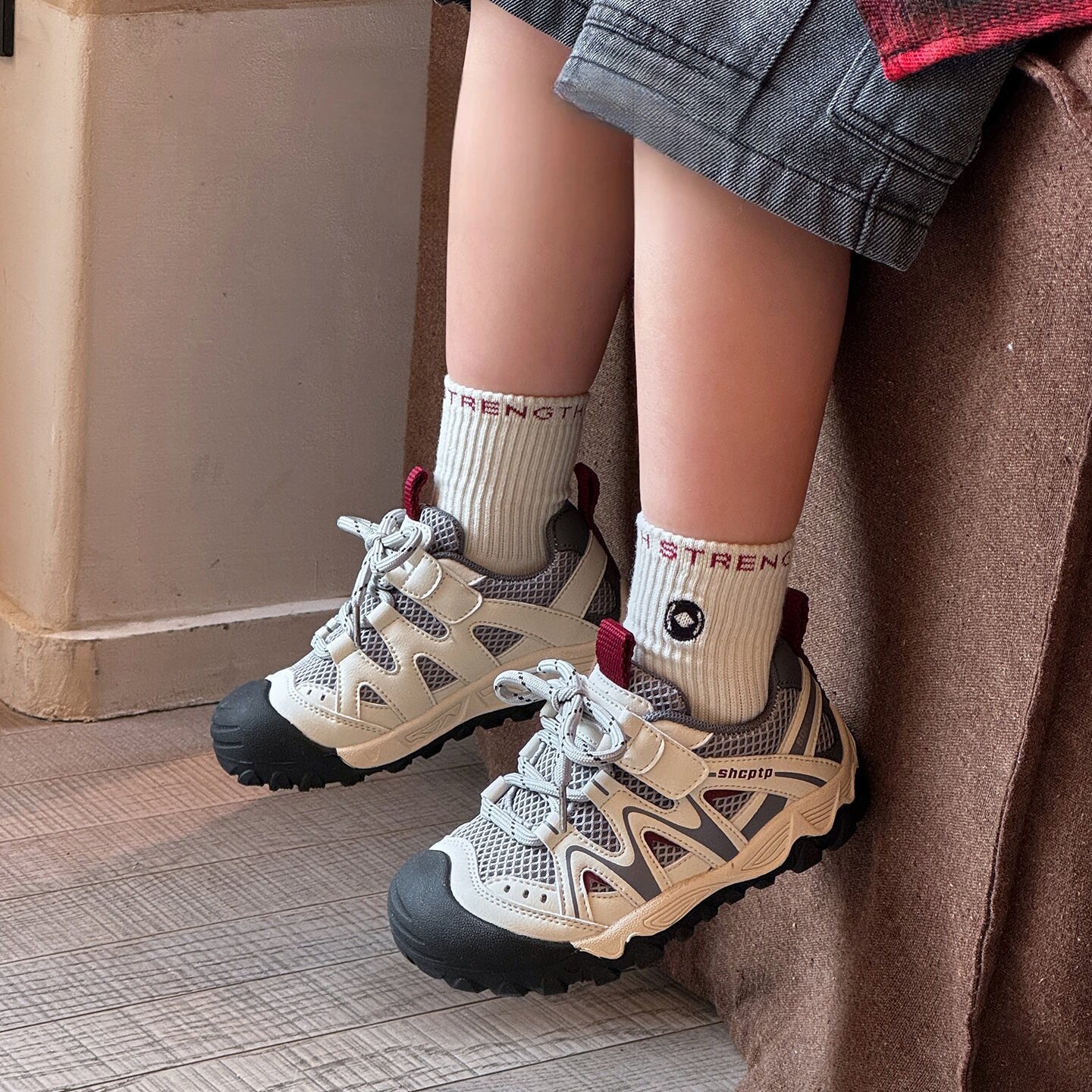 free shipping 2026 New Children's Breathable Mesh Hiking Sneakers Lightweight Outdoor Sport Shoes for Boys Girls All-Match Casual Walking Flats