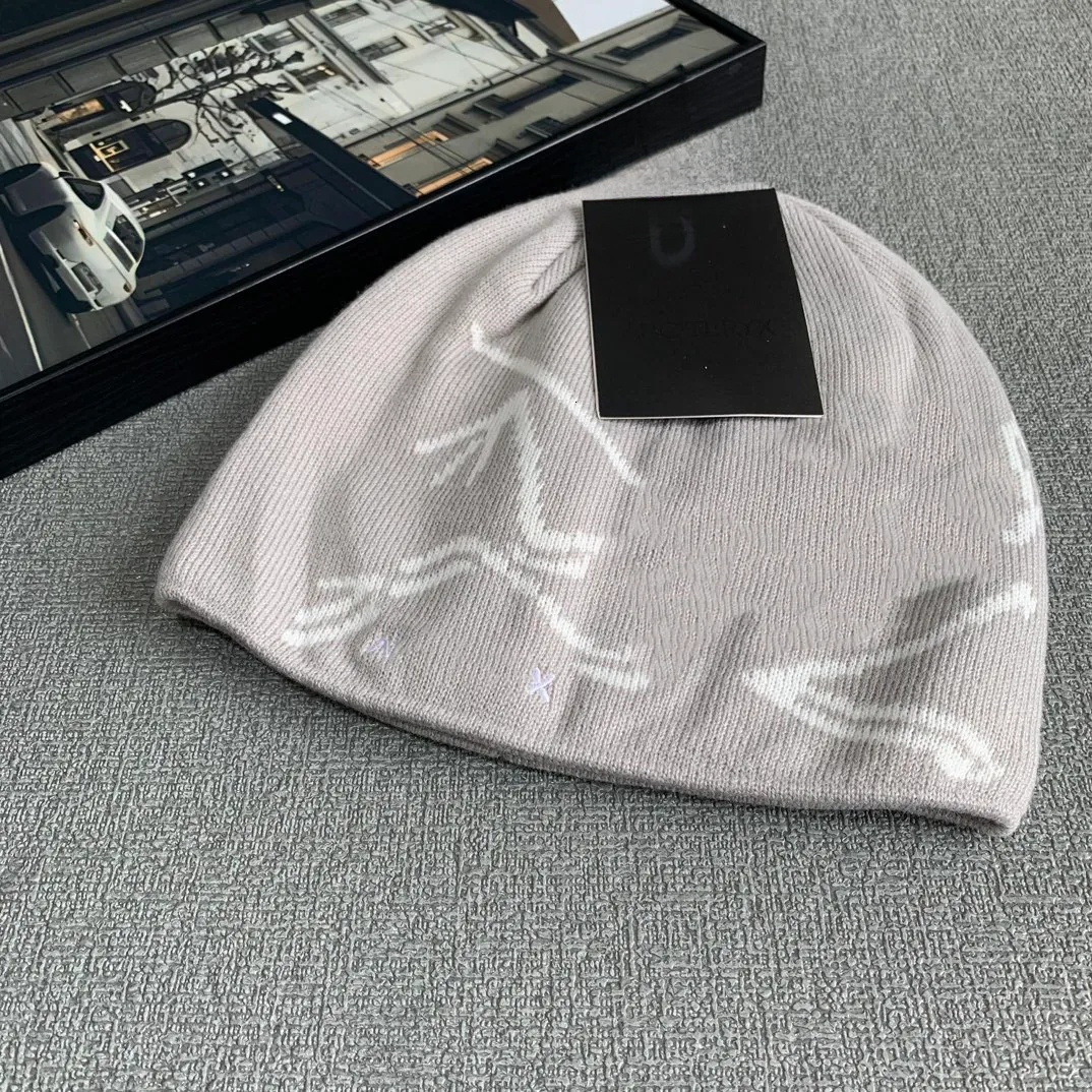 Classics Fashion Winter Solid Beanie Women Men Travel Skiing Knitted Hat