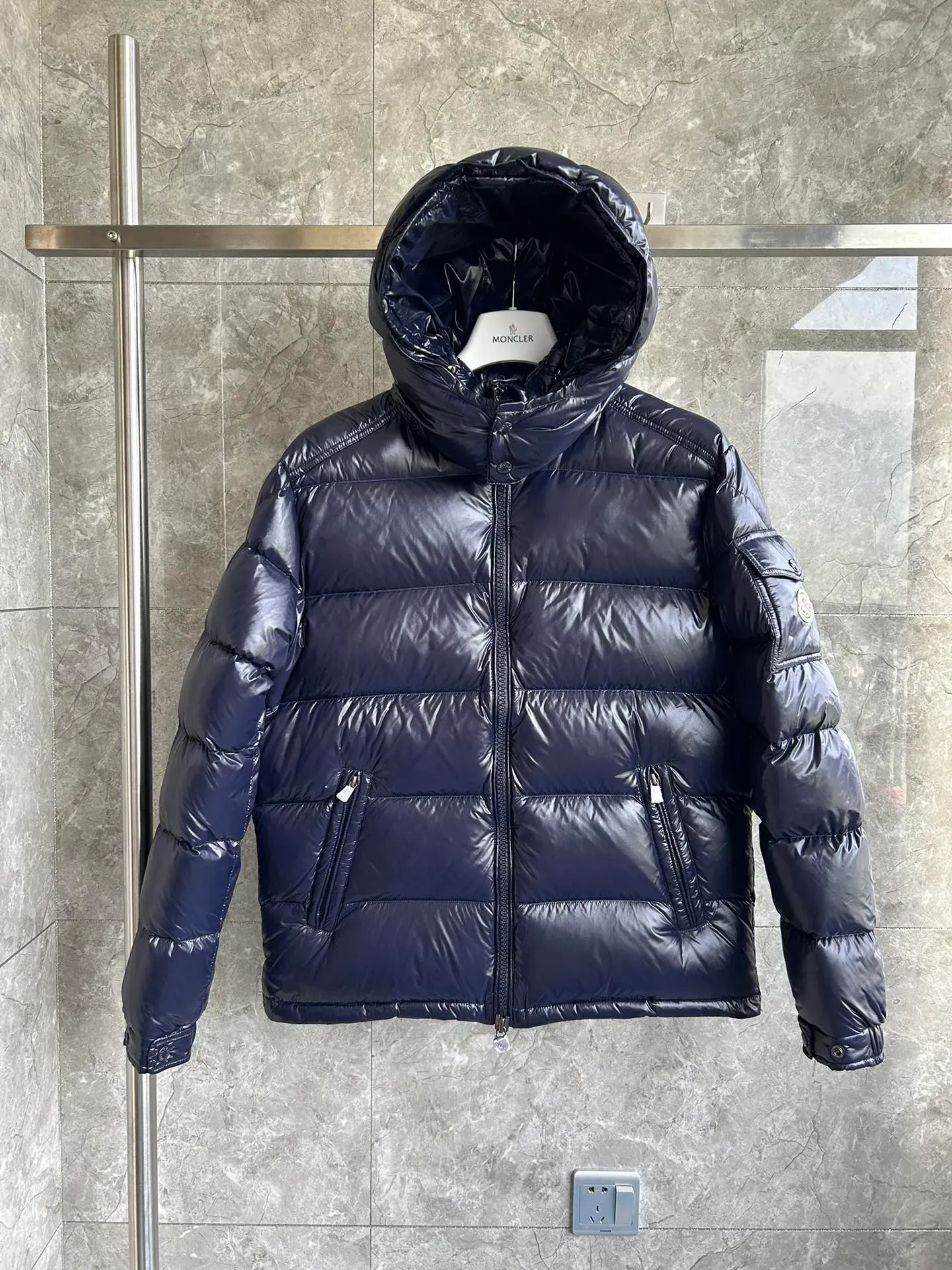 Mens Hooded Winter Jacket Glossy Puffer Coat Thick Warm Quilted Outerwear Casual Fashion Windproof Padded Jacket for Outdoor Daily Wear