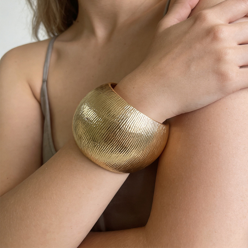 Nouveau best-seller transfrontalier européen et américain : bracelet classique pour femme à texture exagérée avec une sensation métallique unique