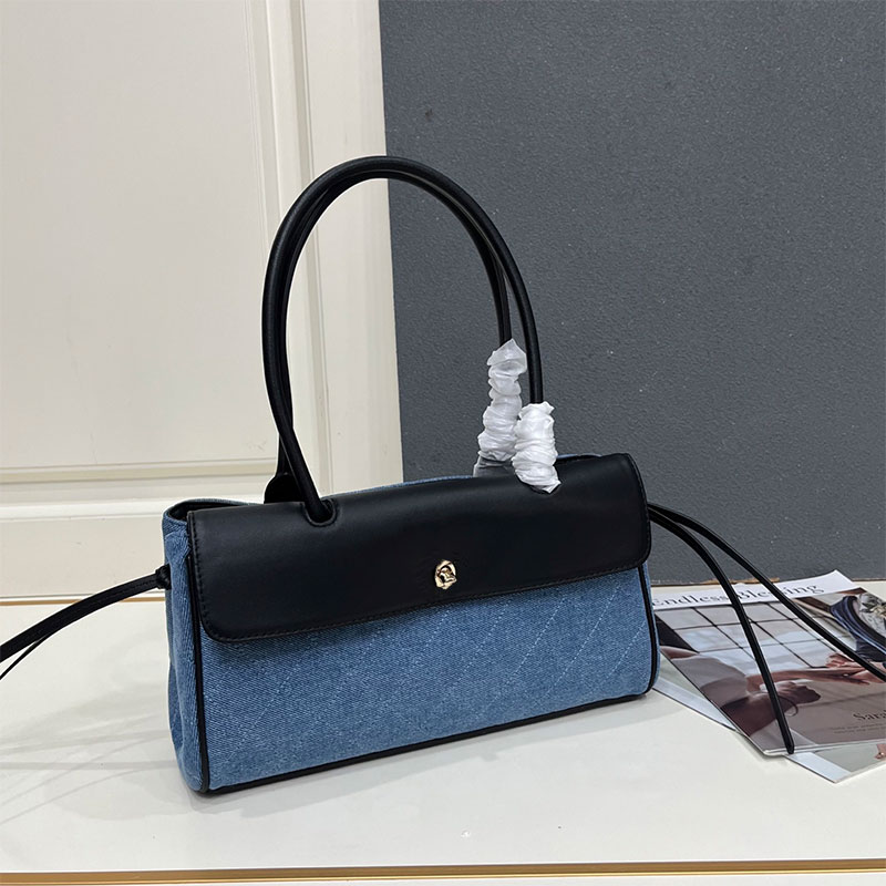 5A Designer Femmes Sac fourre-tout Marque Top Poignée Shopping Bicolore Patchwork Femmes Sac à main uni 1A032 Sac baguette bleu denim Sac à bando