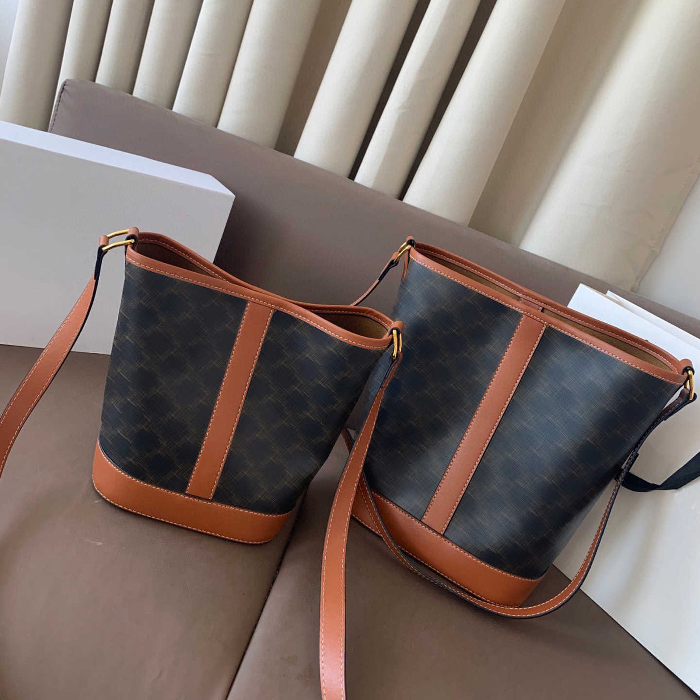 Luxury Designer Bucket Bag Commuter Shoulder Handbag Fashion Retro Casual Crossbody Purse Stylish Simple Daily Bag for Women Large Capacity Crossbod