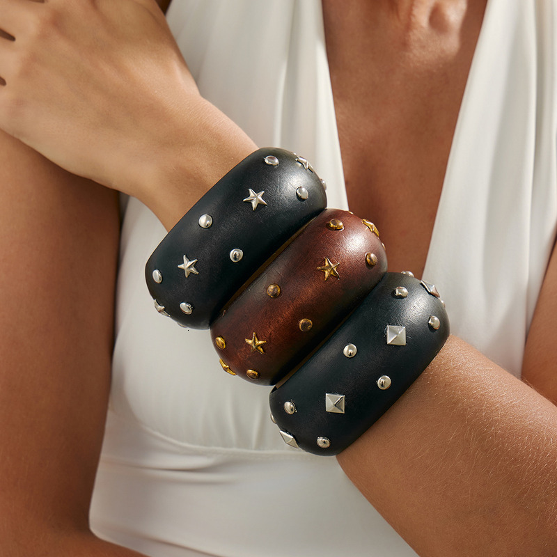Bracelet large rond géométrique exagéré à la mode européen et frontalier, bracelet en bois à rivets en forme d'étoile de style ins à la mode