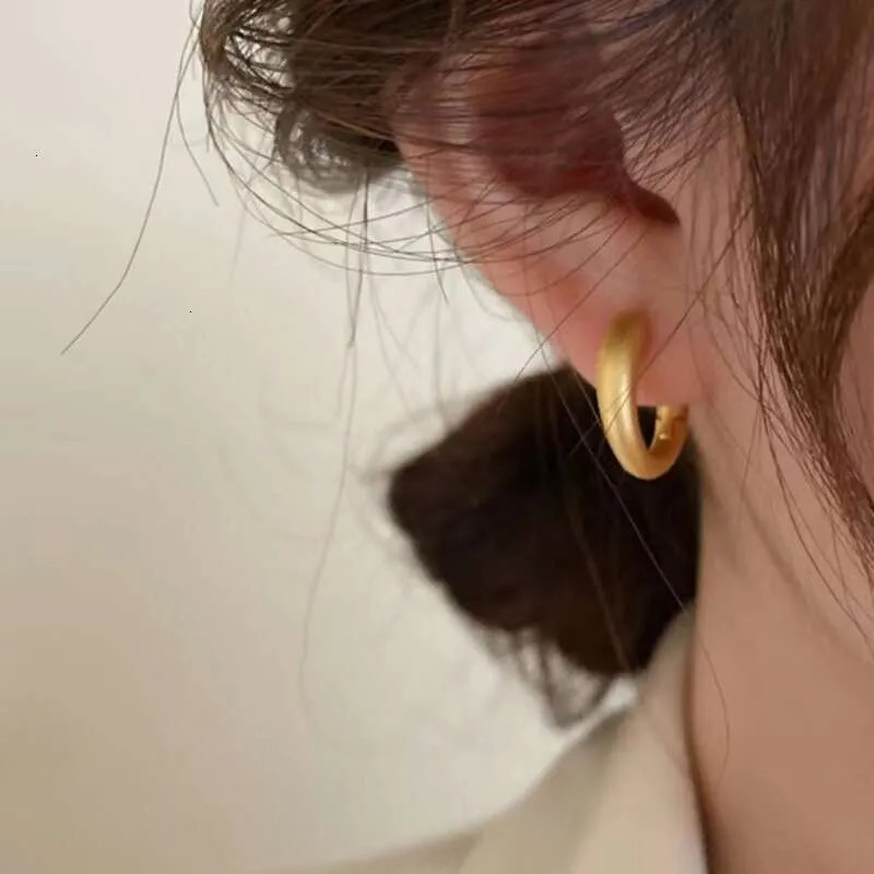 DH collections 2025 nouvelles boucles d'oreilles rondes mates minimalistes, bijoux de luxe légers de Style rétro unisexe en cuivre galvanisé