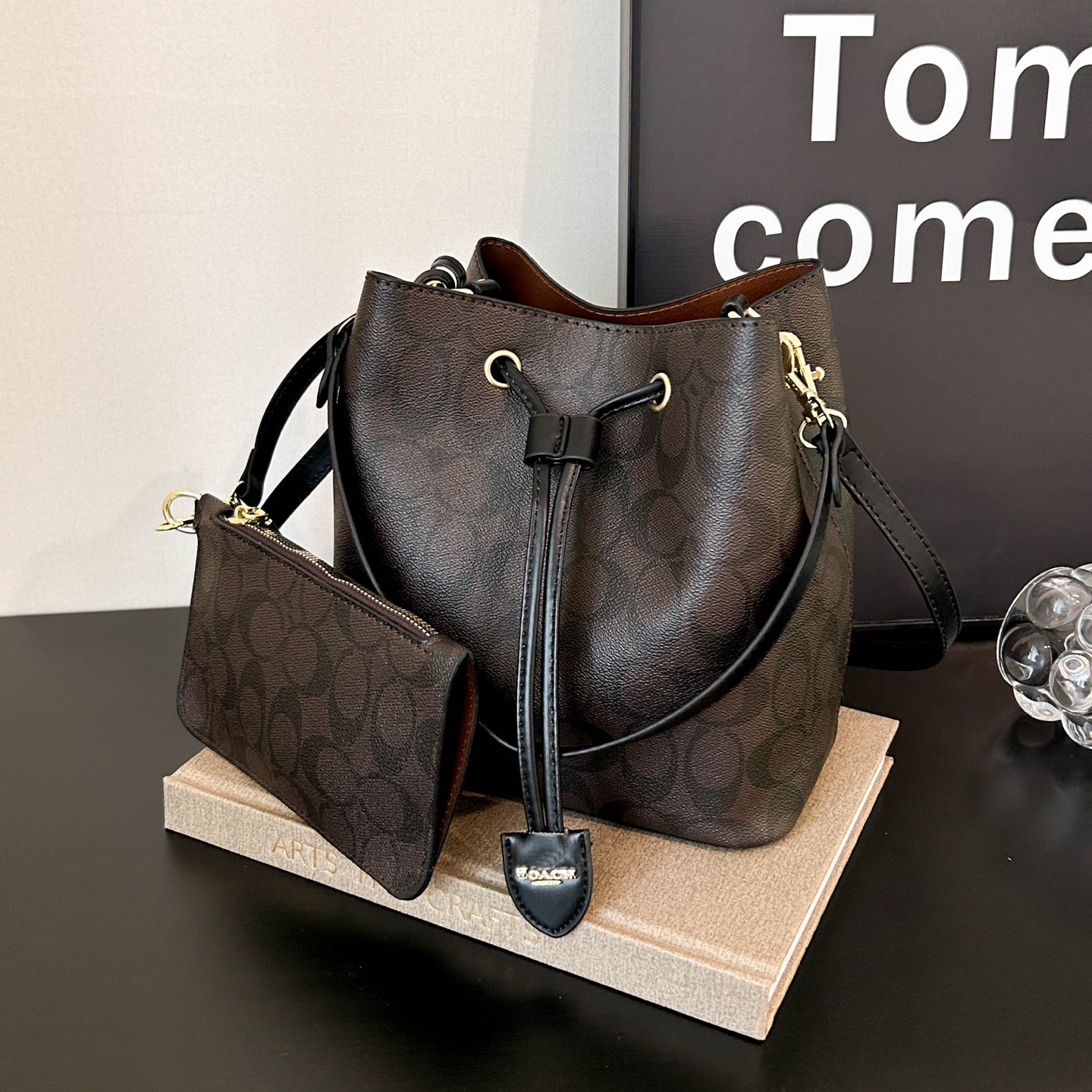 High-quality designer 2-in-1 luxurious lightweight bucket bag 2026 new style elegant round bag Retro texture commuter bag Small storage bag