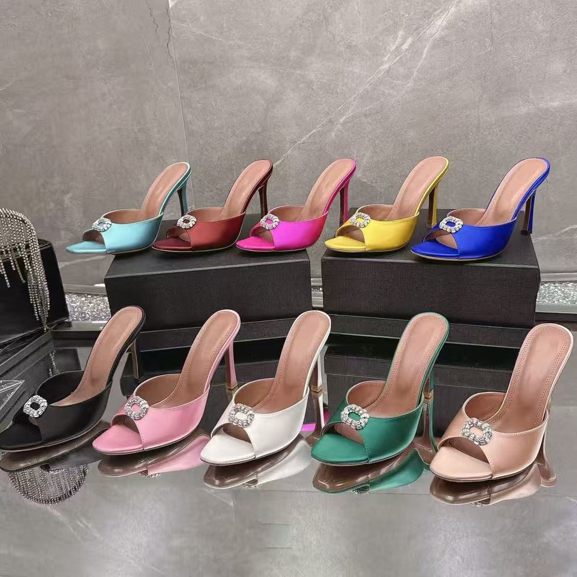 Damen-Pantoletten aus glänzendem Satin mit Peep-Toe-Stiletto-Absatz, glitzernde Strass-Slip-On-Sandalen mit quadratischer Schnalle, elegante Sommer-