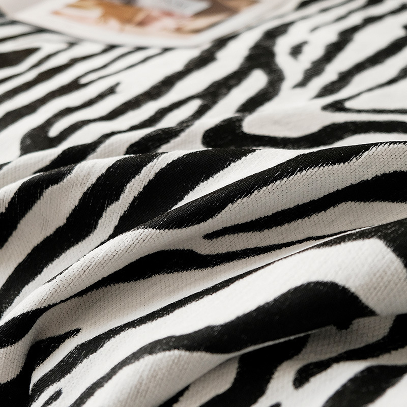 Housse de canapé en tissu imprimé zèbre, motif géométrique noir et blanc.VEVX01