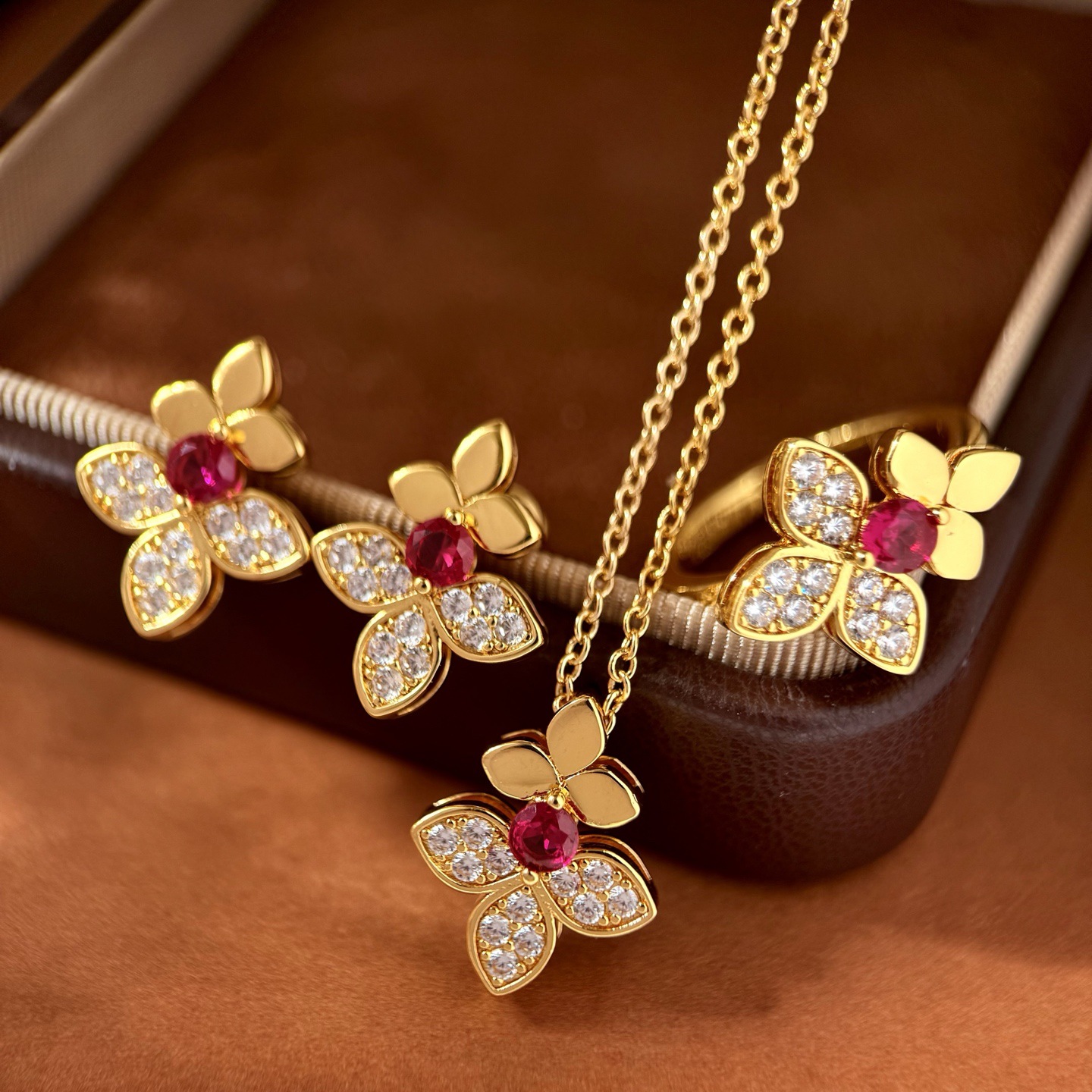 2026 summer newest retro vintage 18k gold clover designer earrings necklace jewelry set with red stone charm elegant earring ring necklaces wedding