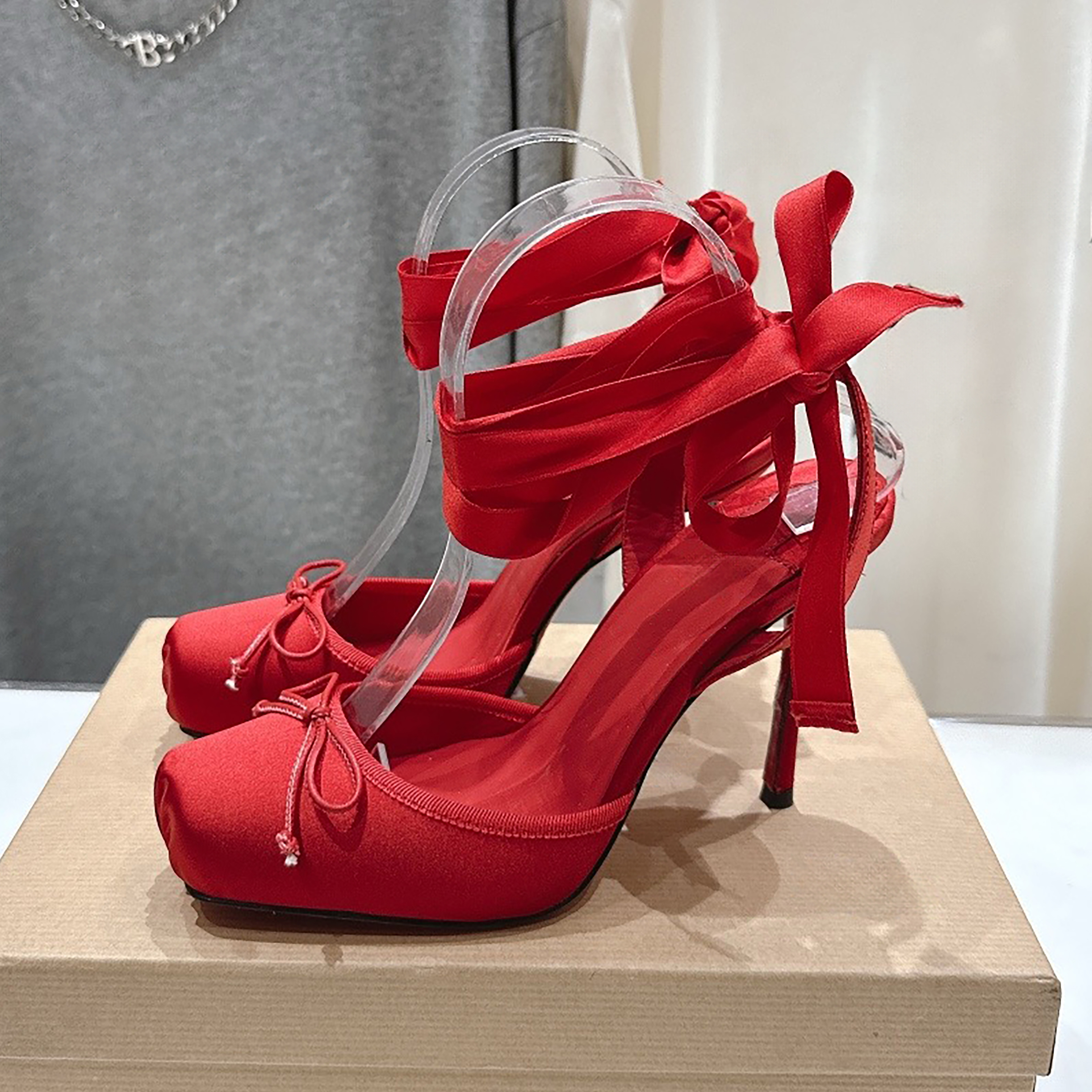2026 Marque de mode française chaussures de mariage en satin rouge sandales d'été vides pour femmes talons hauts ultra-fins tête carrée chaussure