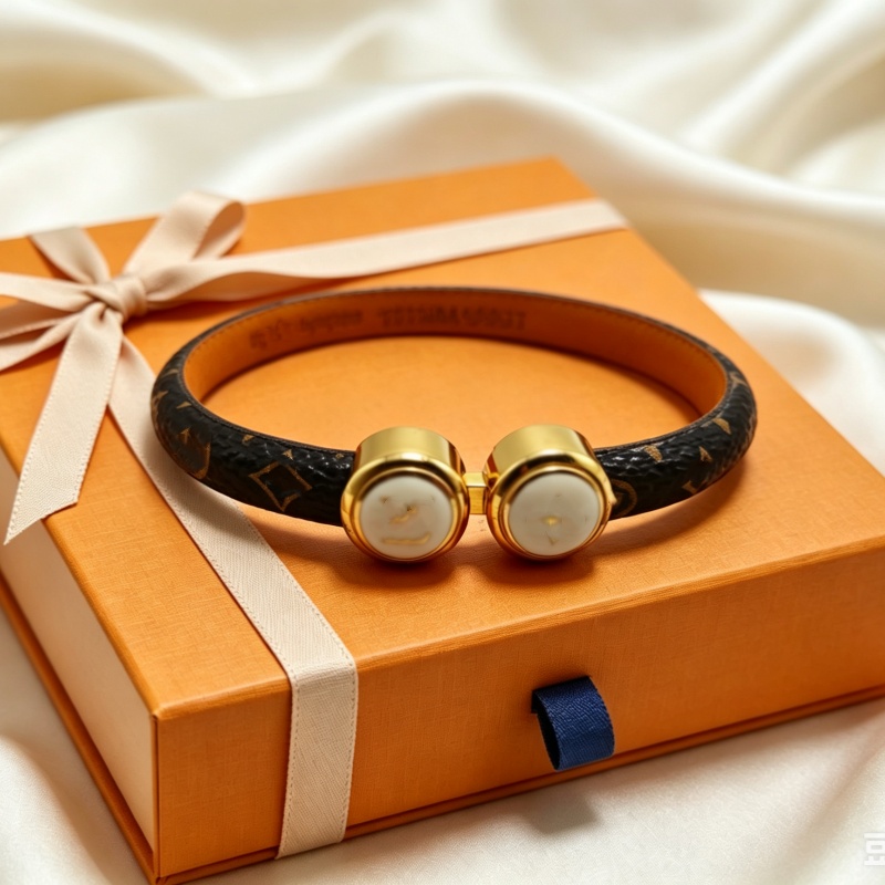 Luxury Monogram Leather Bracelet Women Vintage Gold Plated Round Button Bangle Fashion Designer Wristband Jewelry with Gift Box for Birthday Part