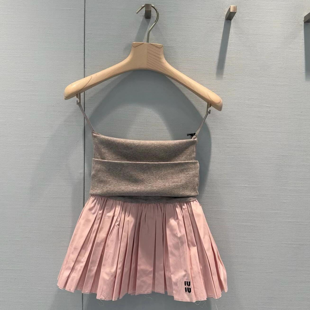 Designer basic casual dress High-End Version 2026 Summer New Style Color-Block Strapless Knit Patchwork Pleated Dress Women, Layered Short Skirt For