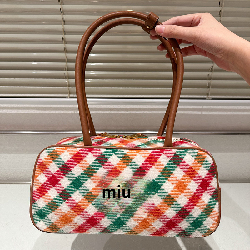 15A Sac de créateur lettre M1u pour femmes 2026 nouveau sac de bowling à carreaux polyvalent en édition limitée rétro style universitaire Besu sa
