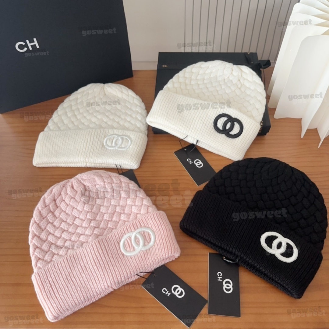 Autumn And Winter Sports Style Designer Beanie Hat Men's And Women's Cap Outdoor Vacation Checker Metal Letter Printing Casquette