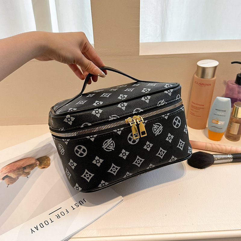 New retro makeup bag, large-capacity cosmetic tool organizer, portable travel toiletry bag, multifunctional luxury travel cosmetic pouch, designer m