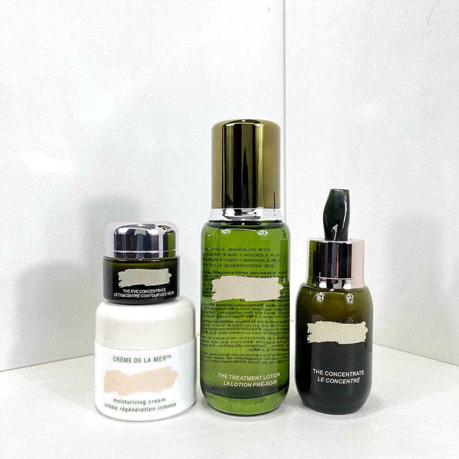 Ensembles de soins de la peau classiques de la taille d'un échantillon, crème solaire, eau, crème pour les mains et nettoyant pour le visage, pro