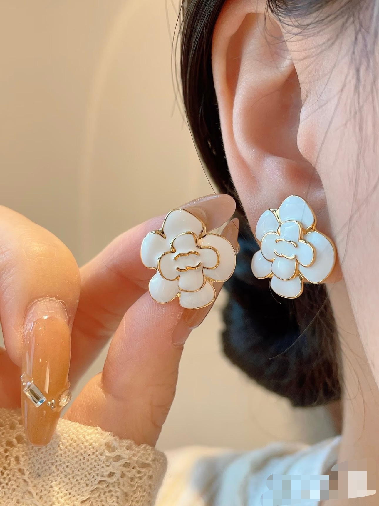 Classic CC White Enamel Camellia Solid CC Center Stud Earrings AB8925 Chan Gold Trim White Resin Flower Shape Women Ear Jewelry Fit 17 Style Daily O