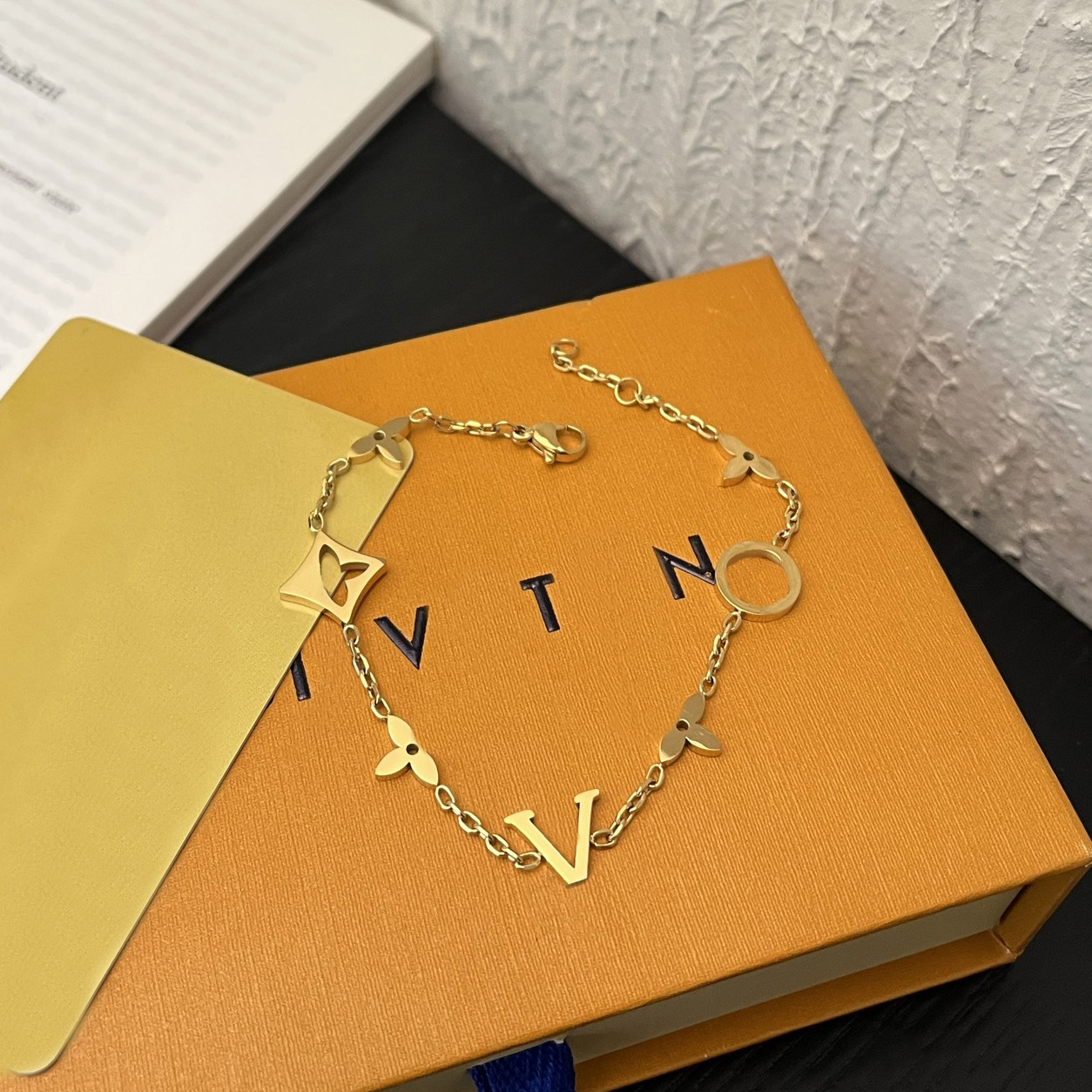 Exquisite Designer Gold Plated Silver Clover Letter Pendant Bracelet Luxurious High End Gift Suitable For Ladies To Wear Jewelry For Dating And Trav