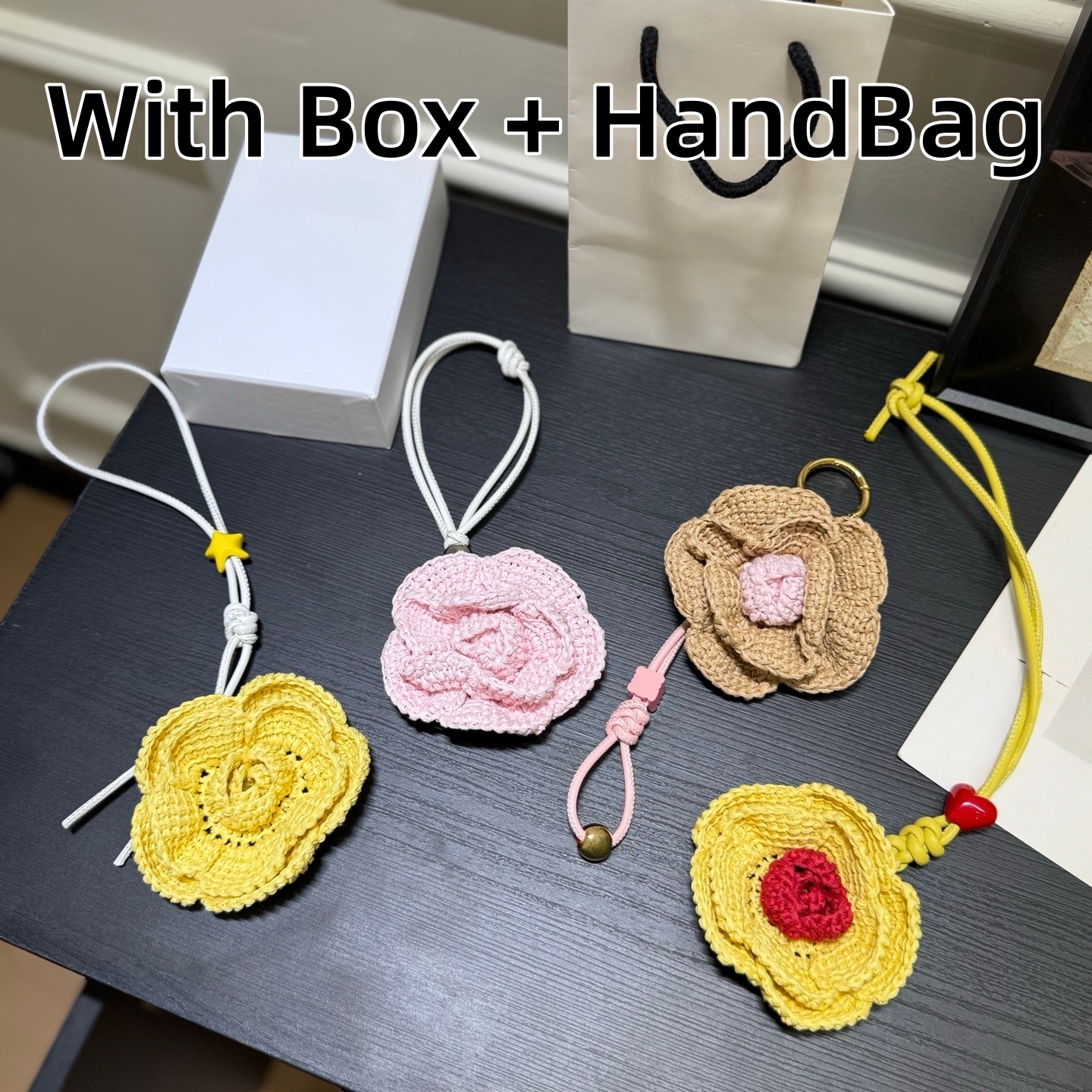 Paula Ibiza Porte-clés en forme de fleur de camélia au crochet fait à la main, breloque de sac tissé en raphia, bracelet en cuir rose, matériel d