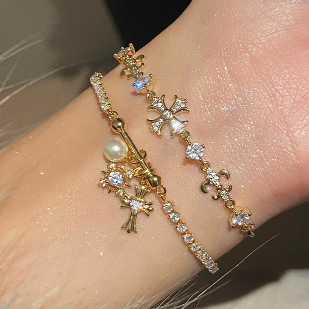 Designer Lucky Bracelet New Luxury Womens Gold Clover Shiny Hollow Accessories Elegant Party Jewelry Fashion Festival Gift