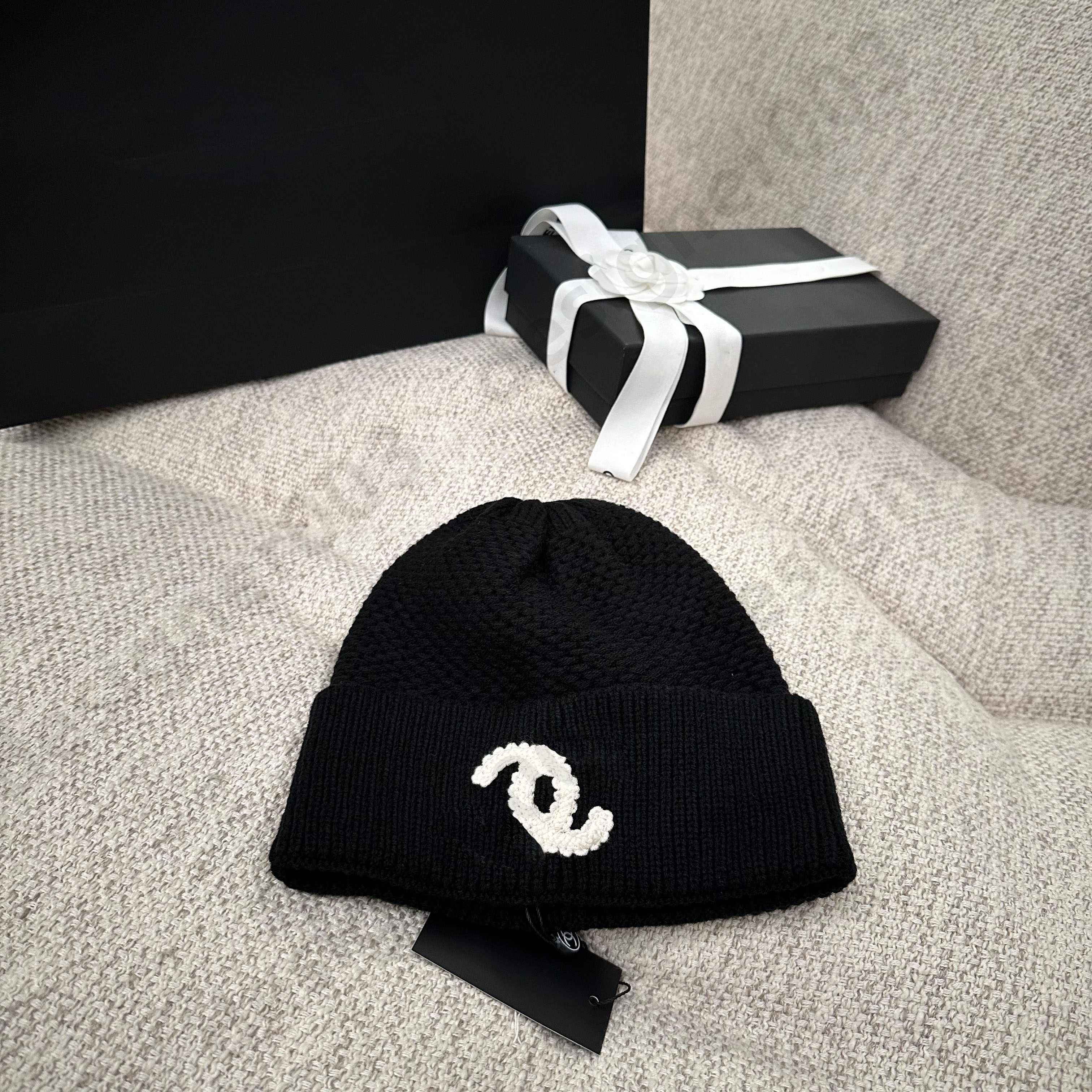 Classic beanie hat fashion designer pom poms classic twill knit hat letter embroidery luxury Italian brand wool hat autumn and winter quality plush