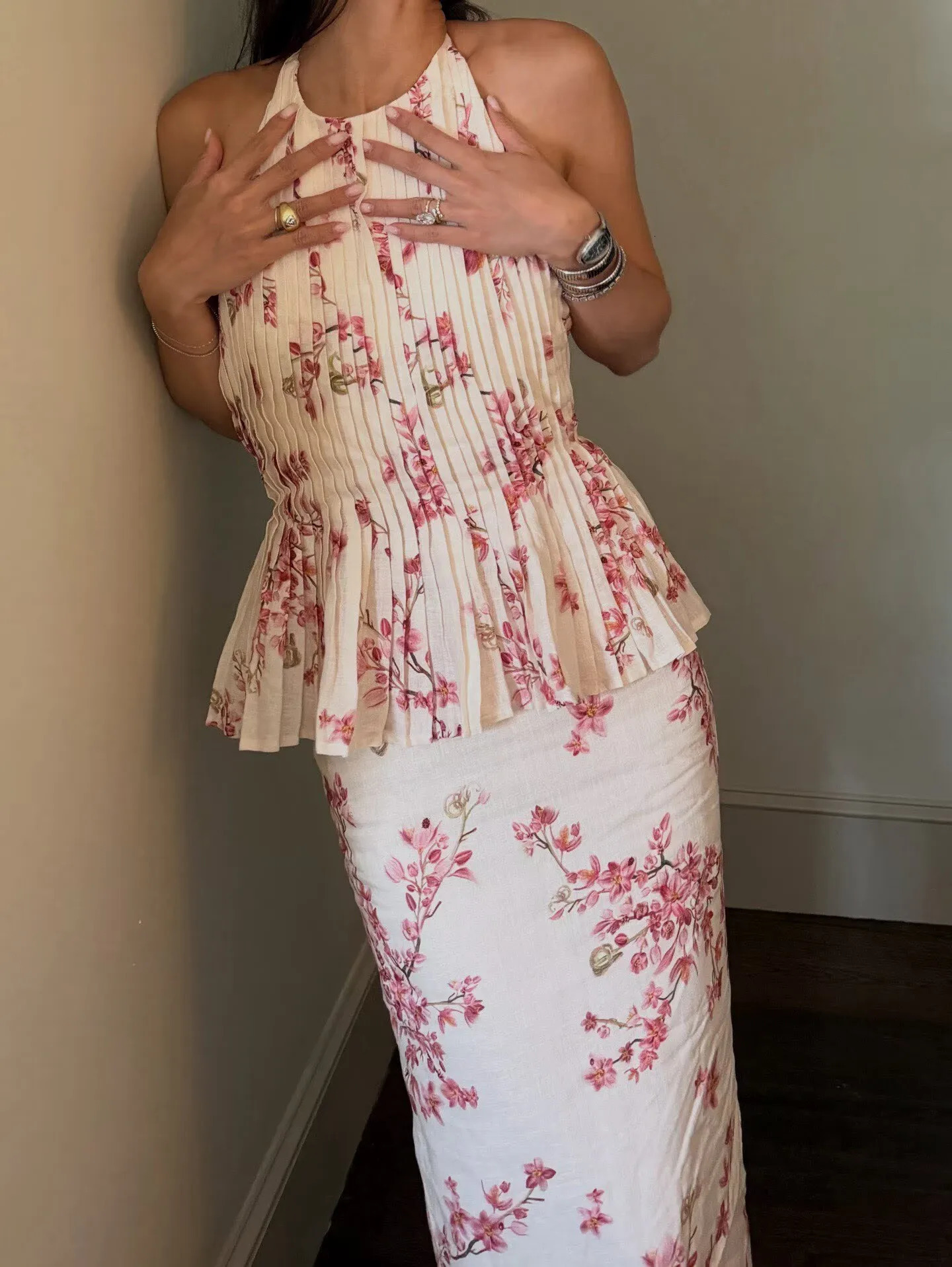 2026 Women Pink Flower Print Set O Neck Backless Sleeveless Pleated Vest High Waist Straight Long Skirt Elegant Linen Suit 260717