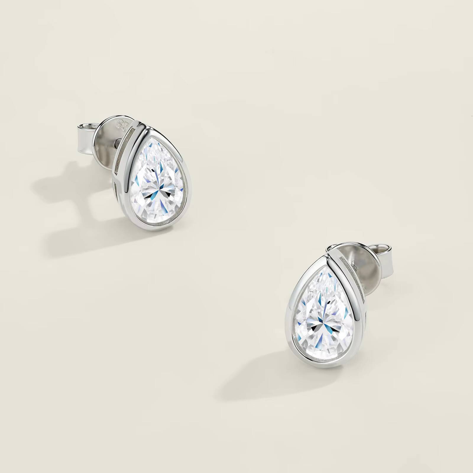 Rhodium Plated Factory Price Wholesale S925 Silver Bezel Set 1ct Pear Cut Moissanite Stone Stud Earrings Fine Fashion Jewelry