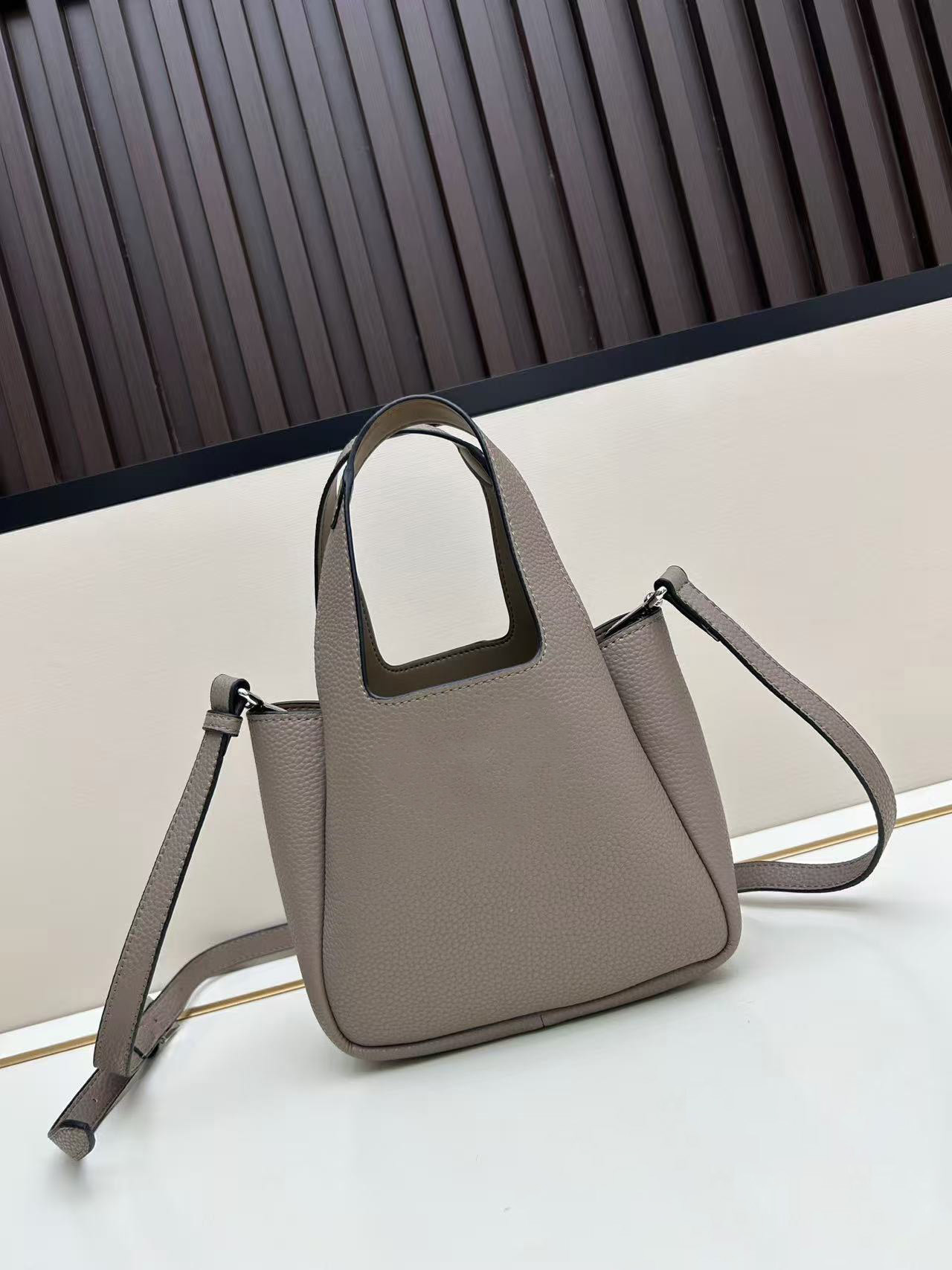 high quality luxury designer handbag fashionable lady litchi patterned cowhide basket handbag or crossbody bag elegant and simple lady tote bag