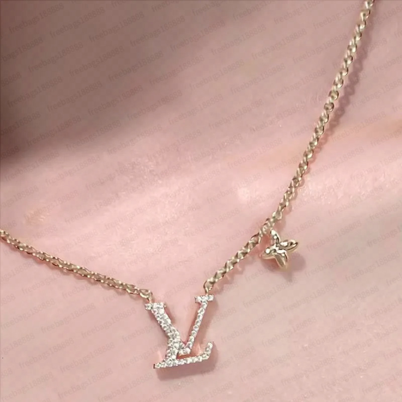 TOP Designer Gold For Women Pendant Elegant L Necklaces High Quality Wedding Jewellery Letters Jewelry Party Gift Necklace Chain