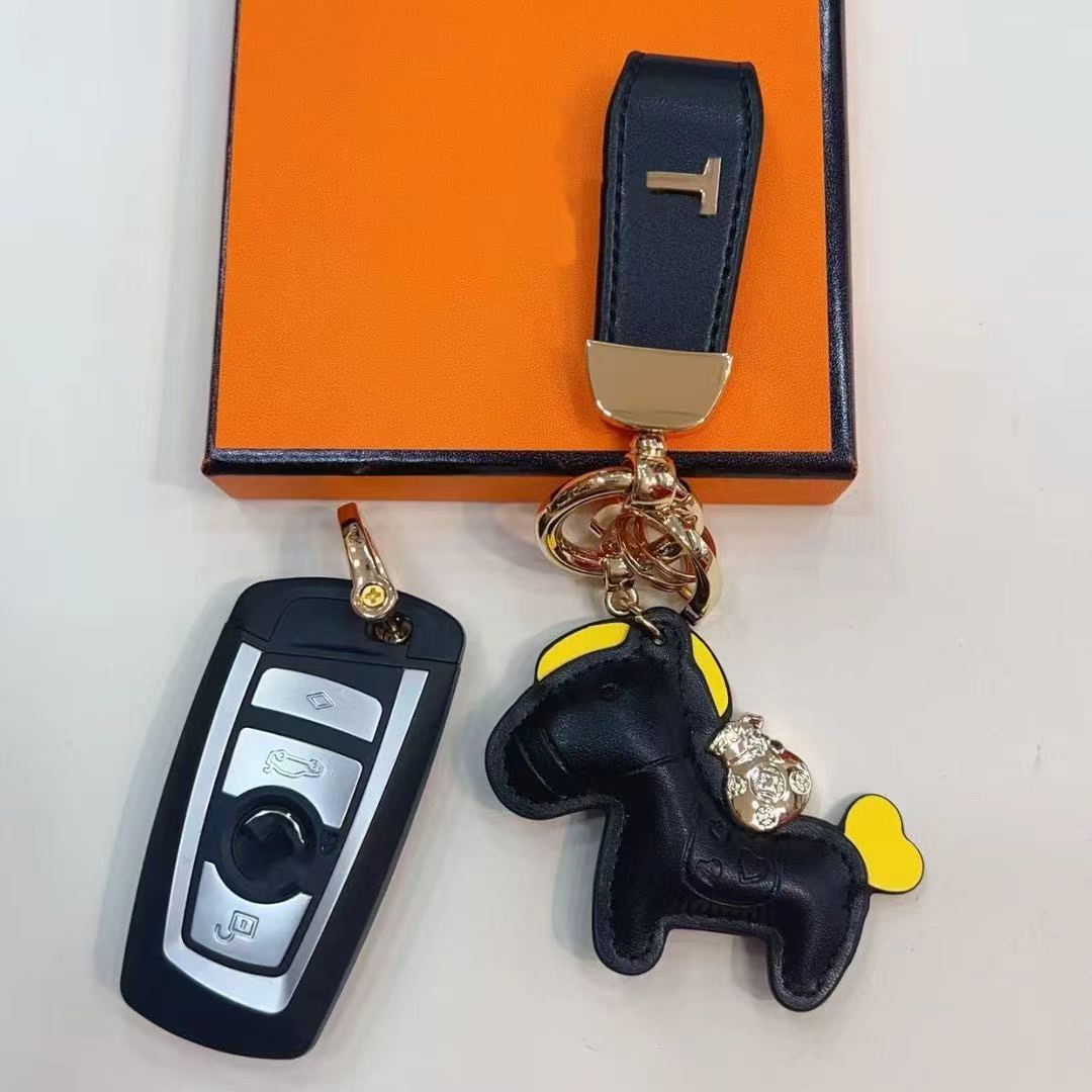 Keychain Classic Exquisite Luxury Designer Car Keyring Zinc Alloy Letter Unisex Lanyard Gold Black Metal Small Jewelry Lov 05