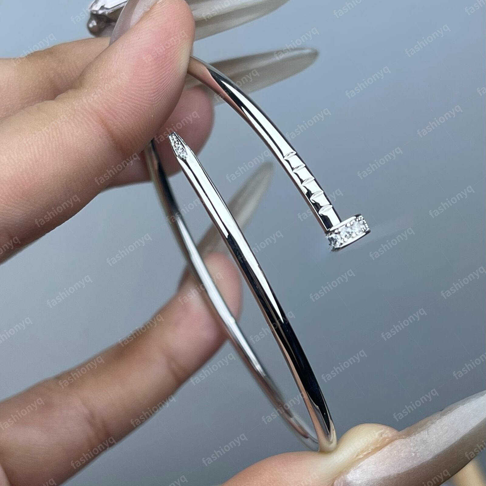 Luxury High Version V Gold Classic Designer Stretchy Thin Version Elastic Nail Bracelet Smooth Hollow Tube CNC Advanced Precision Gold Plating Desig