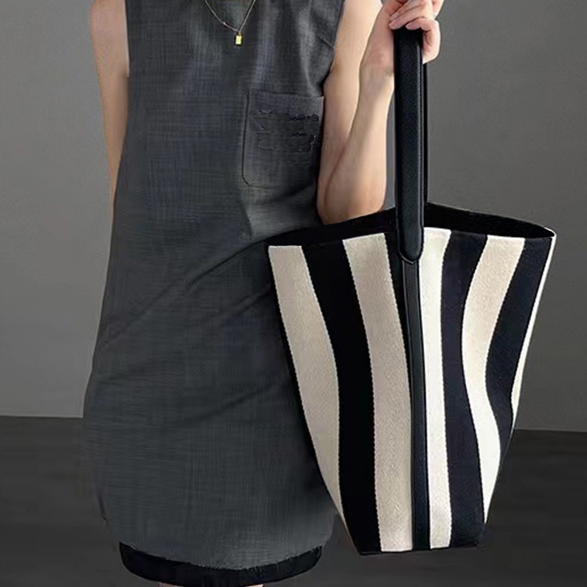 Designer black and white contrast canvas bucket bag for women. Suitable for carrying alone in daily life.