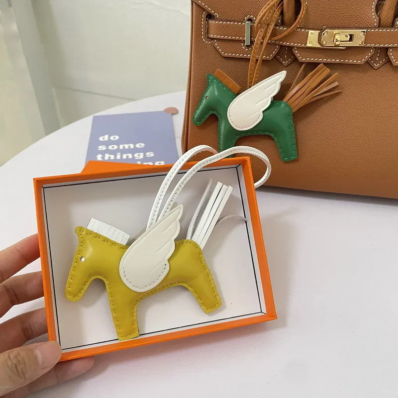 Pendentif mini poney en cuir porte-clés en peau de mouton cousu main, divers cintres pour sacs avec boîtes