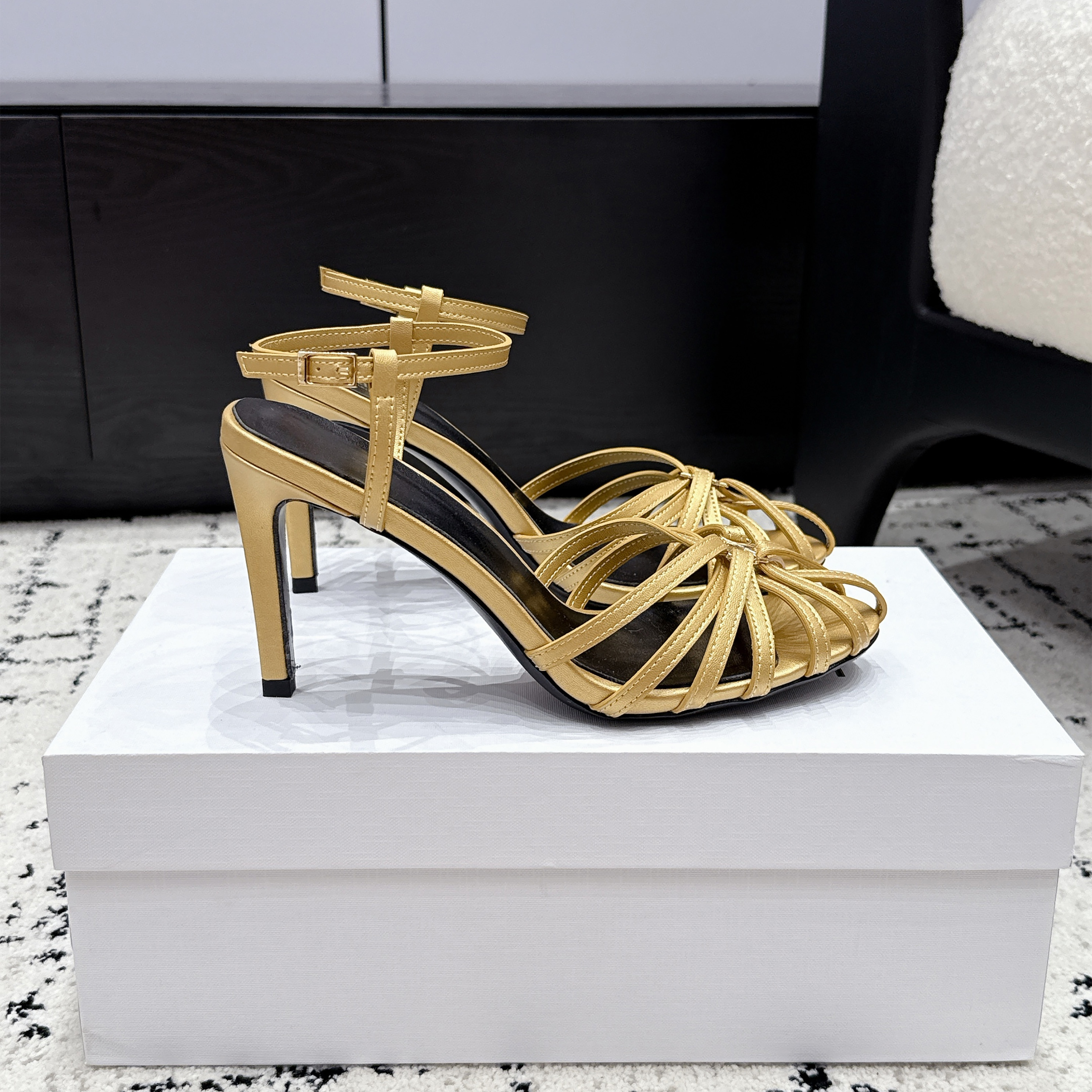 2026 été nouvelles sandales à talons hauts à tête d'amande à sangle creuse pour femmes avec boucle réglable à la sangle arrière, chaussures de po