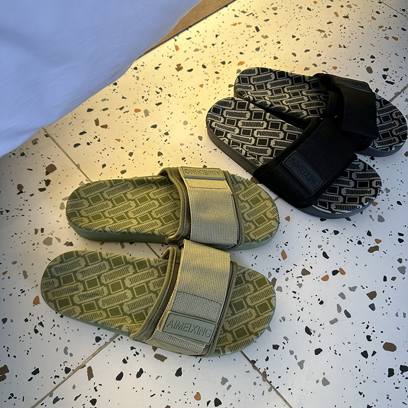 Men's outdoor casual one piece slippers with soft sole for wearing wear resistant beach sandals comfortable and non slip can be worn on the out