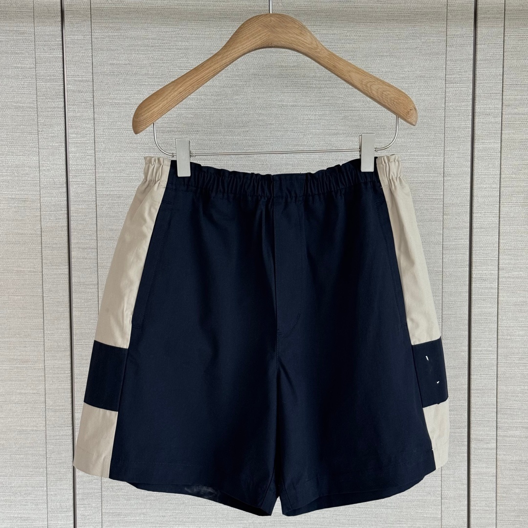 Y color-blocked sports shorts, featuring a contrast design of dark blue and light white