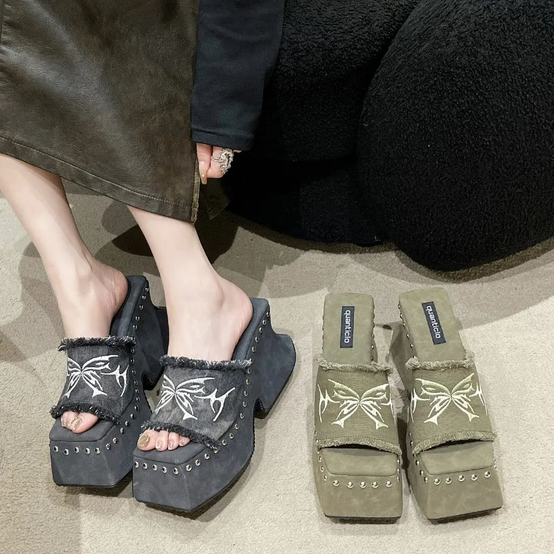 2026 Summer Womens Gothic Thick-soled Slippers Denim Fashion Metal Fashion Rivet Slip-on Punk Sandals Women Slippers 260720BJ