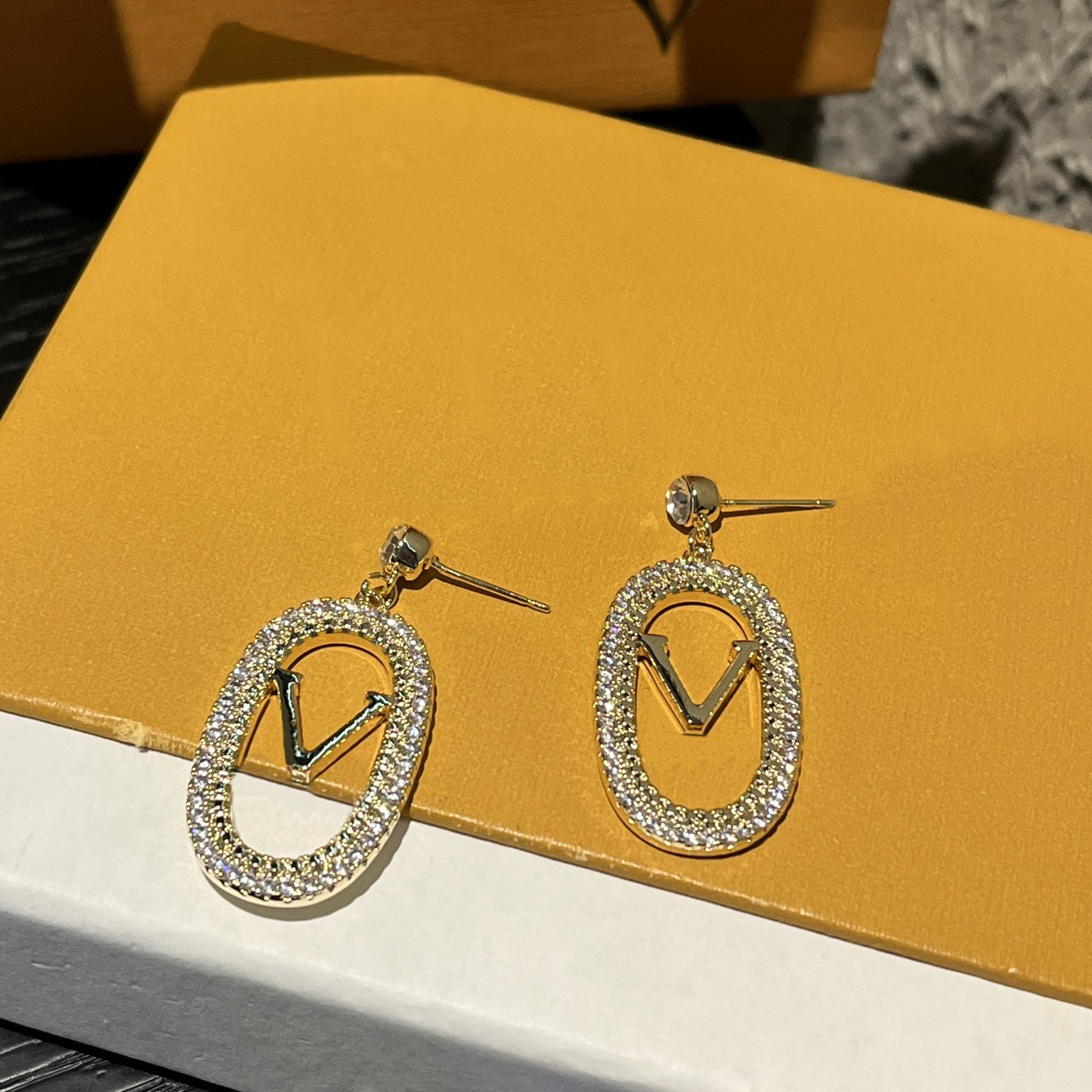 Exquisite Designer Plated Gold Silver Hollow Letter Oval Zircon Earrings A Luxurious And Fashionable Gift Suitable For Womens Daily Leisure Wear