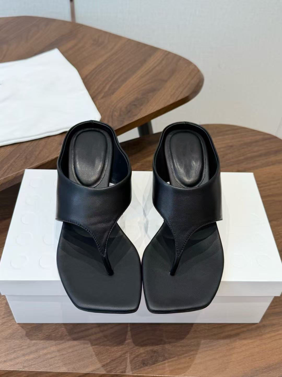 10A High-Quality Retro Fashion Minimalist Genuine Leather Square-Toe Slip-On Sandals for Women, Low-Heel Thongs, Premium-Looking Open-Toe Casual Sli