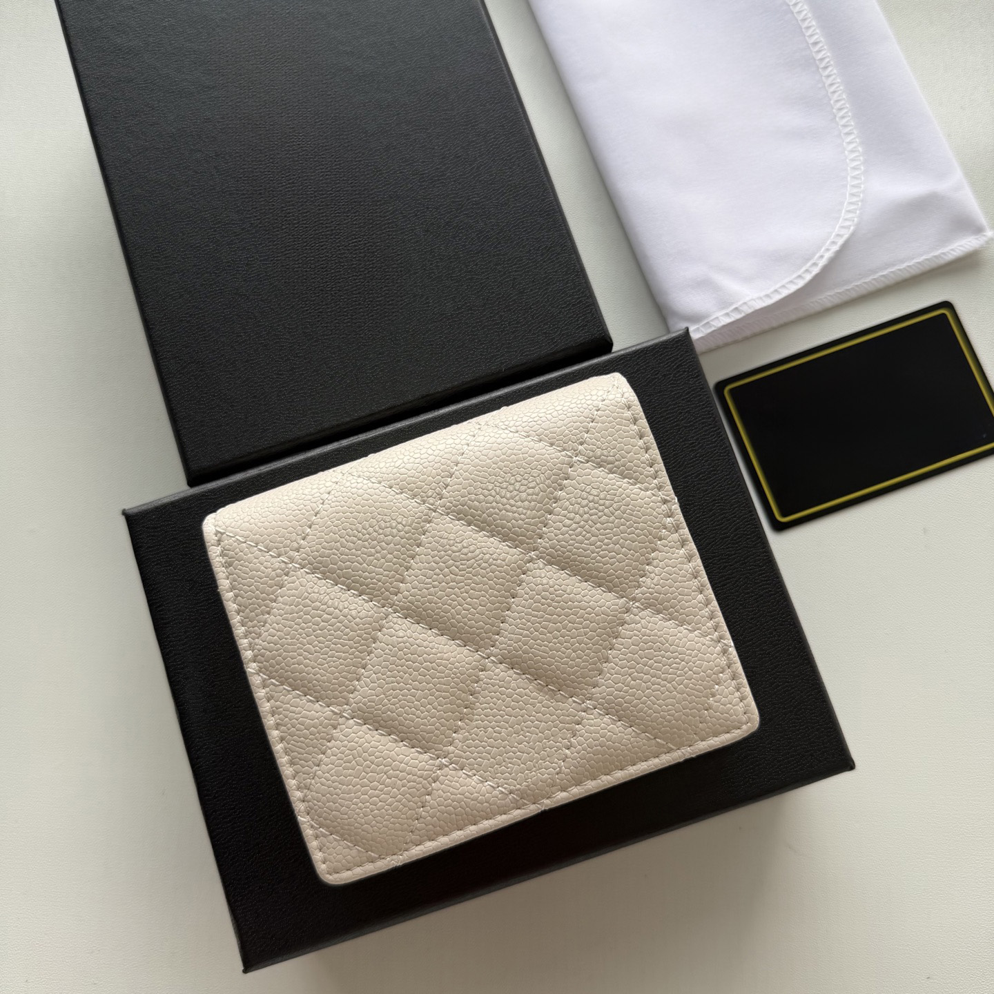 Simple solid color short folding hand-held wallet buckle with multiple card slots, fashionable and portable, with ID and change in one wallet