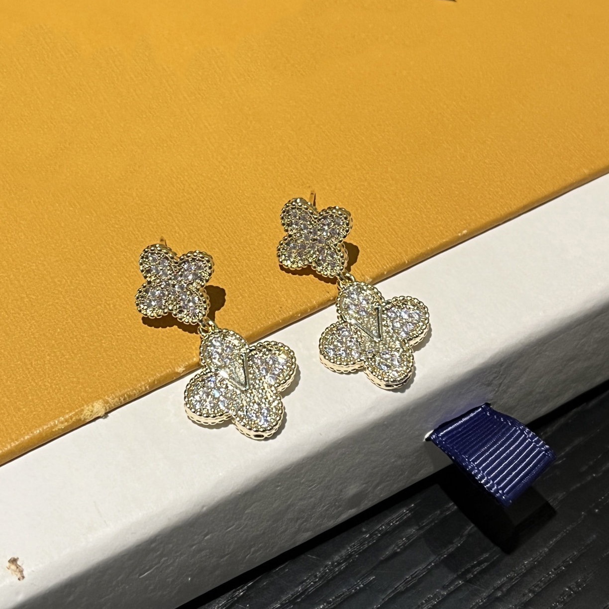 Fashion Designer Gold Plated Clover Pendant Earrings Luxurious High End Gift Suitable For Womens Daily Commuting Paired Exquisite Jewelry